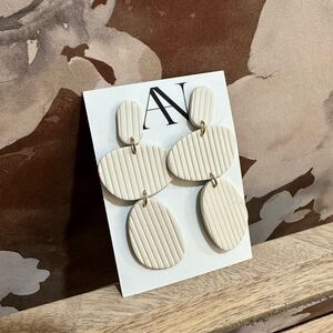 ASH FROM NASH Textured Cream Dangle Earrings